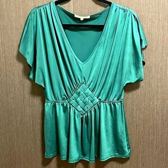 [CHARLOTTE Russe] Green V-neck flowy top - Picture 2 of 6